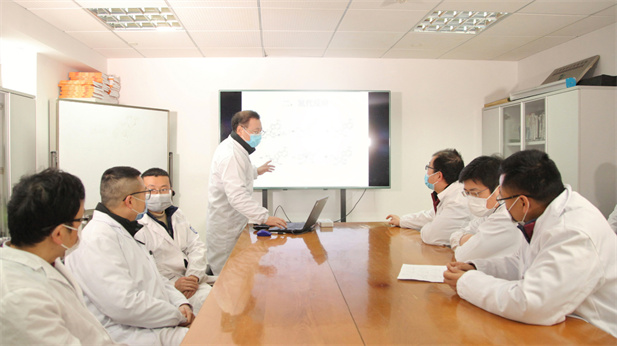 2020꣬Ϊרҵ ҽԺͬĿߣʱ裬ͼΪϺҽҩҵоԺְԱչ¹ڷҩƷչ.jpg