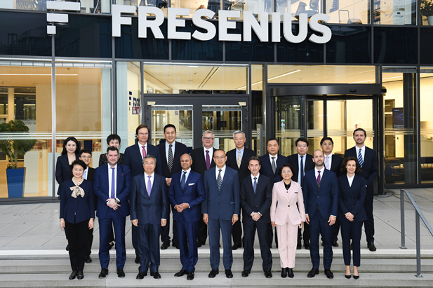 2023112-5Ϊרҵ ³Żɭ˹ɭ˹ȹ˾ܲɭ˹Ŷ»ϯ˶ɭɭ˹ȹ˾ȫܲüϯִйƤҮ·׼ͽһǿ˫ȺнйҽҩҵЭ᳤ʯ̸С.jpg